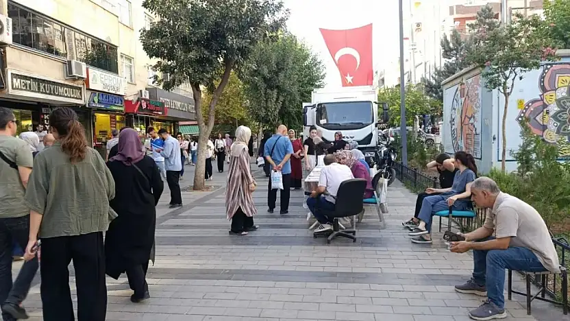 Siirt'te Mobil Sigara Bırakma Polikliniği ve Mamografi Aracı Güres Caddesi'nde
