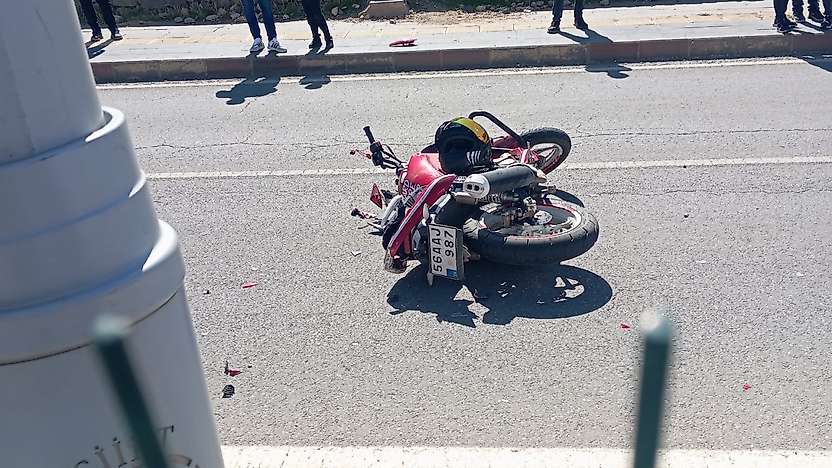 Siirt'te Motosiklet ile Şehir İçi Minibüs Çarpıştı: Sürücü Hastaneye Kaldırıldı