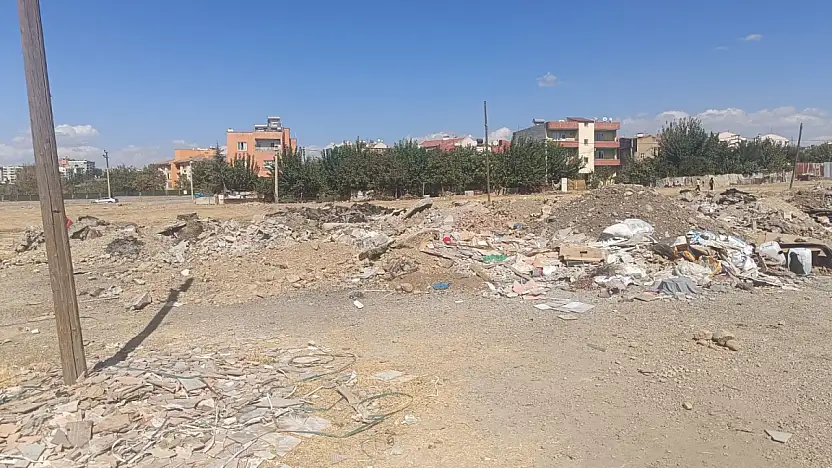 Siirt'te Newroz Alanına Moloz Tepkisi: 'Etkinlik Alanı Çöplüğe Dönüştürülüyor'