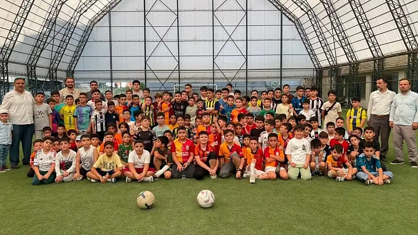 Siirt'te Öğrenciler Futbol Sahasında Ayetlerle Mesaj Verdi