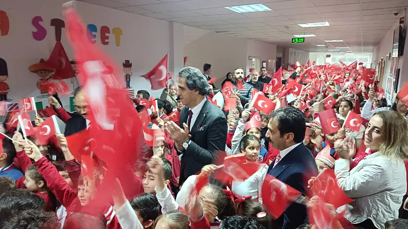 Siirt'te öğrenciler ikinci döneme bayrak sevgisiyle başladı