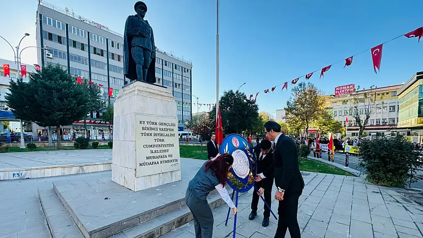 Siirt'te Öğretmenler Günü İçin Atatürk Anıtı'nda Çelenk Töreni Yapıldı