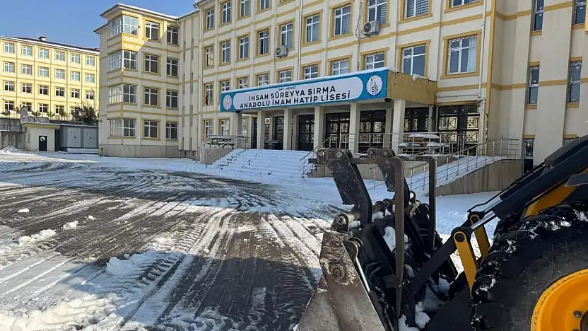 Siirt'te Okul Bahçelerinde Kar ve Buz Temizliği Yerinde İncelendi