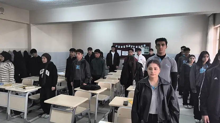 Siirt'te okullarda depremde hayatını kaybedenler için 1 dakikalık saygı duruşu