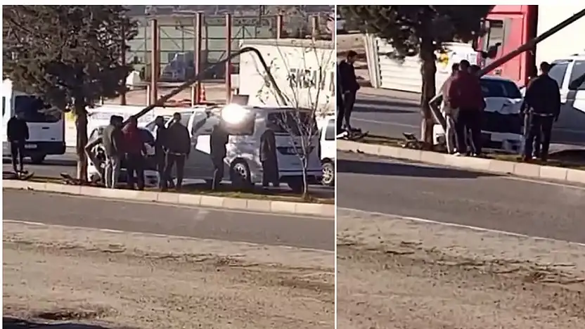 Siirt'te orta refüje çıkan araç aydınlatma direğine çarparak durabildi