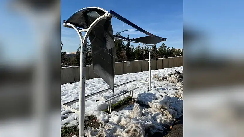 Siirt'te otobüs durağının çatısı çöktü