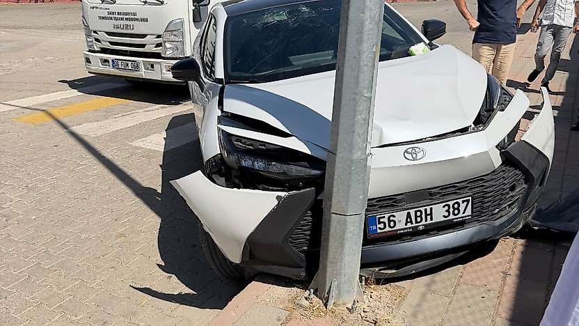 Siirt'te Otomobil Aydınlatma Direğine Çarparak Durabildi