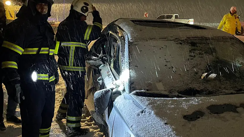 Siirt'te Otomobil İle Kepçe Çarpıştı: 5 Yaralı