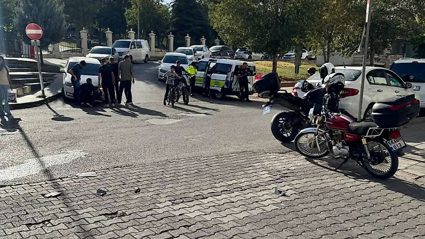 Siirt'te Otomobil ile Motosiklet Çarpıştı