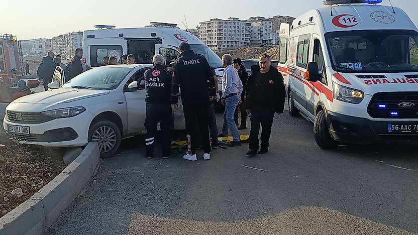 Siirt'te Otomobil ile Motosiklet Çarpıştı: 2 Yaralı