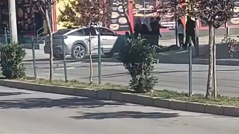 Siirt'te otomobilin çarptığı motosiklet kullanılamaz hale geldi!