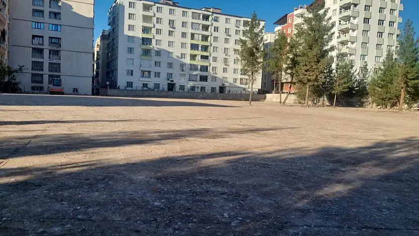 Siirt'te Otopark Sorunu: Kalıcı Çözüm Yerine Geçici Adımlar! Çok Katlı Otopark Yapmak Şart!