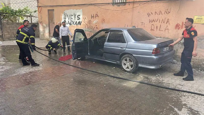 Siirt'te Park Halindeki Otomobil Alev Aldı: Araç Kullanılamaz Hale Geldi
