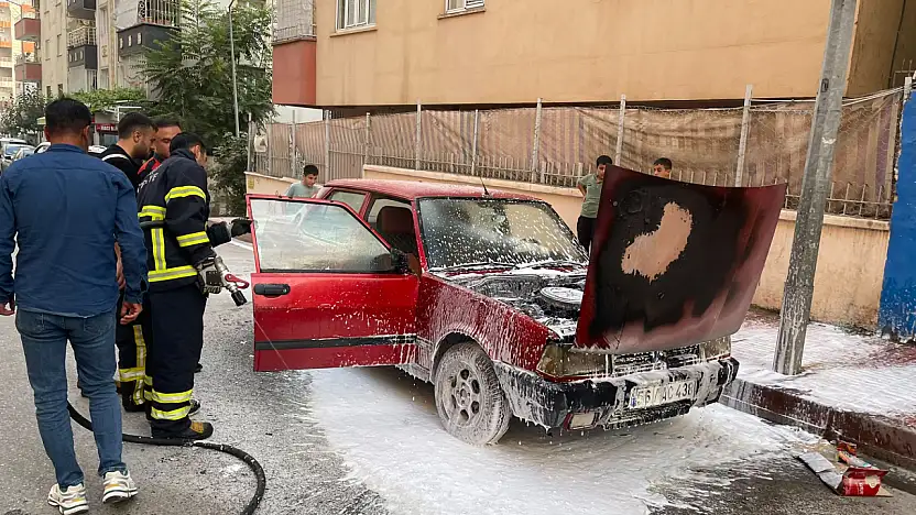 Siirt'te Park Halindeki Otomobilde Yangın Çıktı