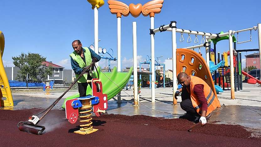 Siirt'te Park ve Yeşil Alanlarda Bakım Çalışmaları Sürüyor