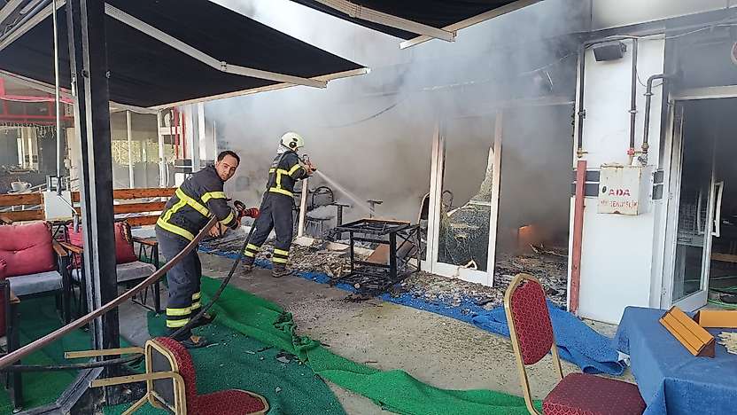 Siirt'te Sabah Saatlerinde Korkutan Yangın: Çıkan Yangında Kafe Kullanılamaz Hale Geldi