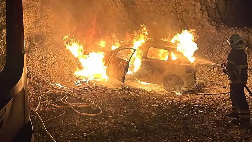 Siirt'te Seyir Halindeki Otomobil Alev Alev Yandı