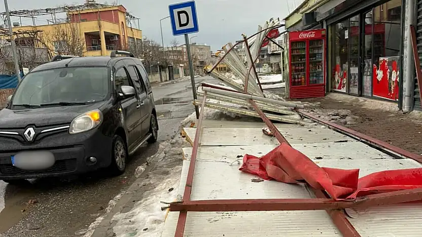 Siirt'te şiddetli rüzgâr etkili oldu: Marketin reklam panosu yerinden söküldü
