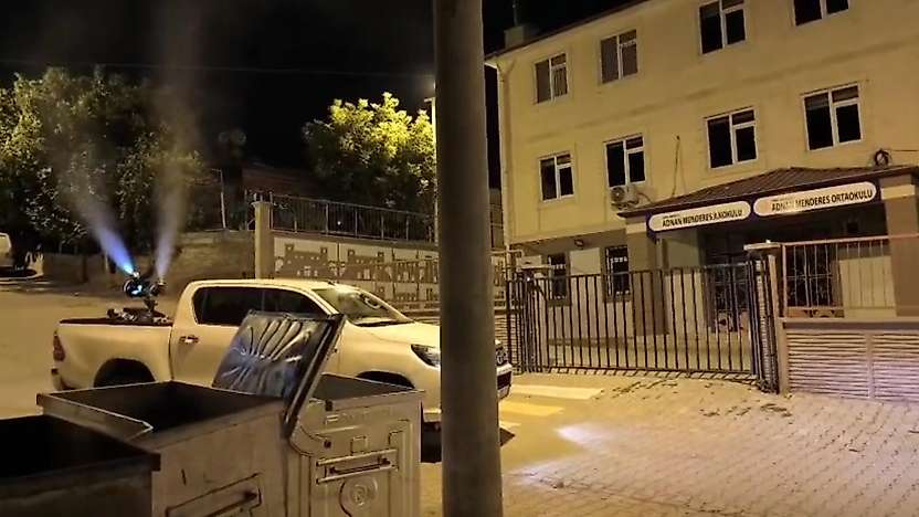 Siirt'te Sinek, Haşere ve Kenelere Karşı İlaçlama Çalışmaları Sürüyor
