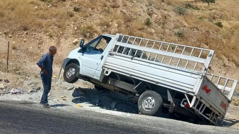 Siirt'te Sürücüsünün Direksiyon Hakimiyetini Kaybettiği Transit Yoldan Çıktı!