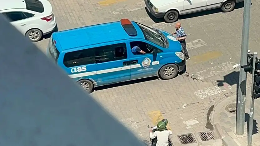Siirt'te Tablasına El Konulan Seyyar Satıcı Zabıta Aracının Önüne Atladı