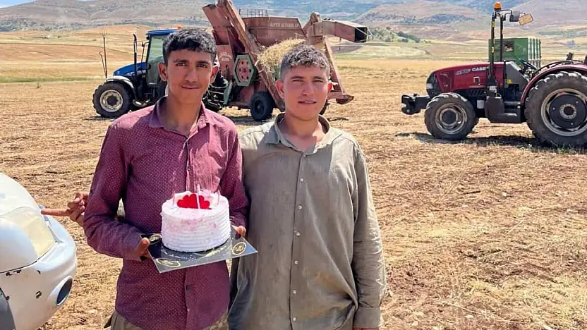 Siirt'te Tarlada Çalışan Gence Doğum Günü Sürprizi
