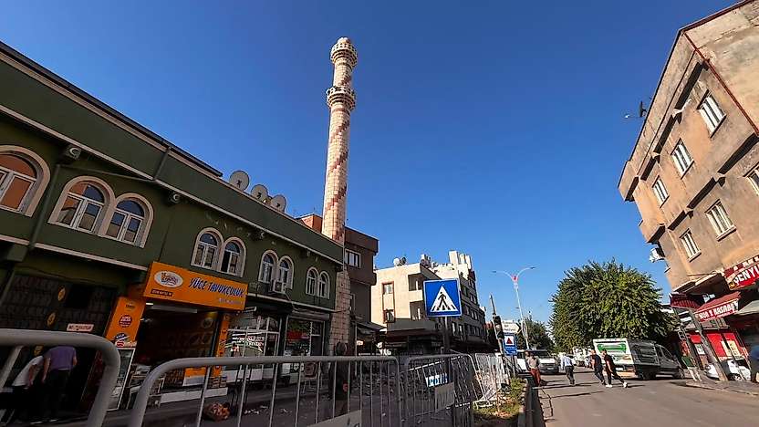 Siirt'te Tehlike Arz Eden Şeyh Muhammed Abarik Breyka Camii'nin Minaresi Yıkılmaya Başlandı