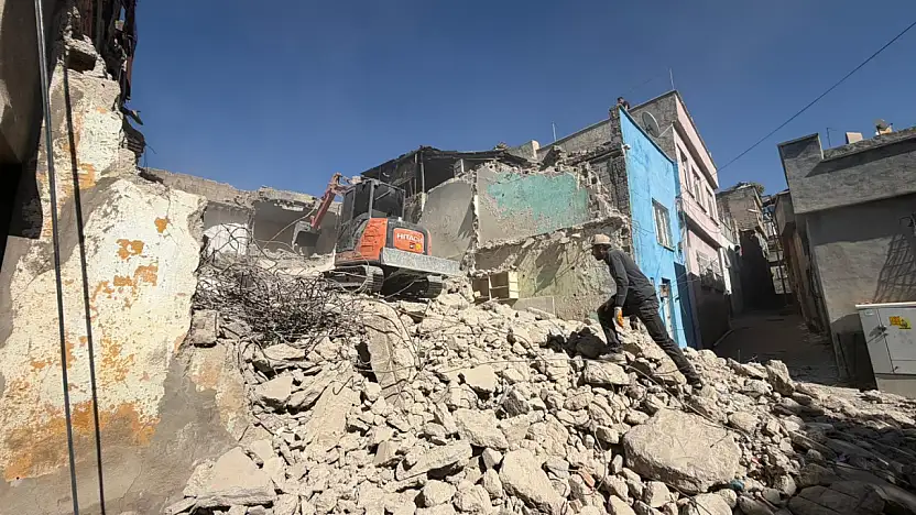 Siirt'te Tehlike Oluşturan Metruk Bina Kontrollü Şekilde Yıkıldı