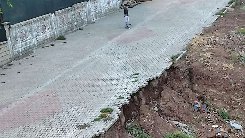 Siirt'te Yağış Sonrası Yol Çöktü: Mahalle Sakinleri Çözüm Bekliyor