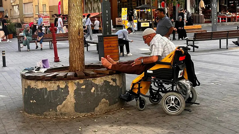 Siirt'te Yaşlı Adam Tüm Engellerine Rağmen Namazını Bırakmadı: O Anlar Kamerada