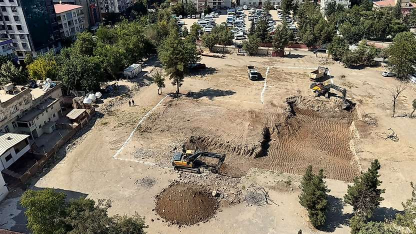 Siirt'te Yeni Öğretmenevi İçin İlk Kazma Vuruldu