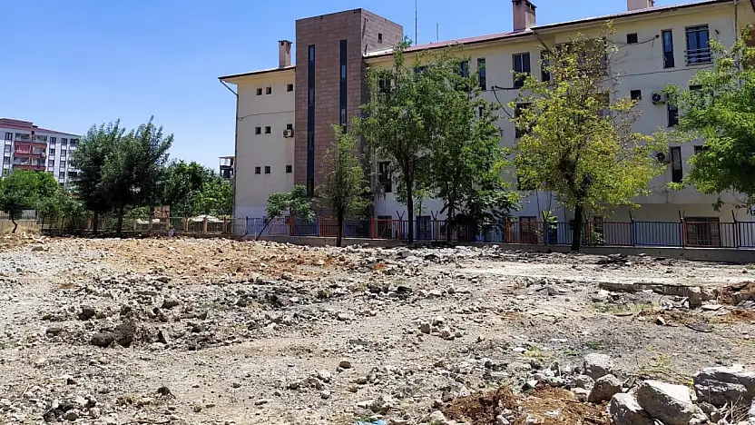 Siirt'te Yıkılan Salih Omurtak Ortaokulu İçin Velilerden Çağrı: Öğrenci Mağduriyeti Son Bulsun