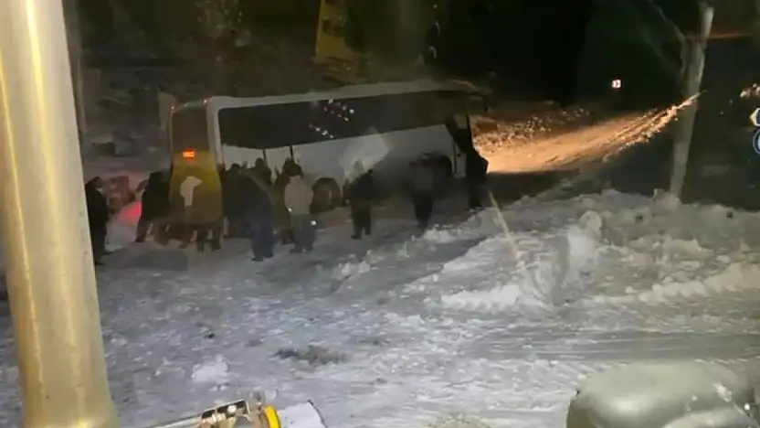 Siirt'te Yoğun Kar Altında Zamanla Yarış! Cenaze İçin Geldiler Yolda Mahsur Kaldılar!