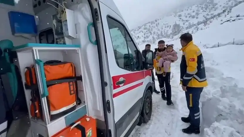 Siirt'te yoğun karla mücadele: Kapanan köy yolları açıldı, hastalar kurtarıldı