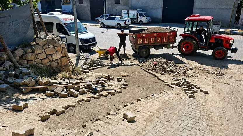 Siirt'te Yol Yenileme Çalışmaları Barış Mahallesi'nde Sürüyor