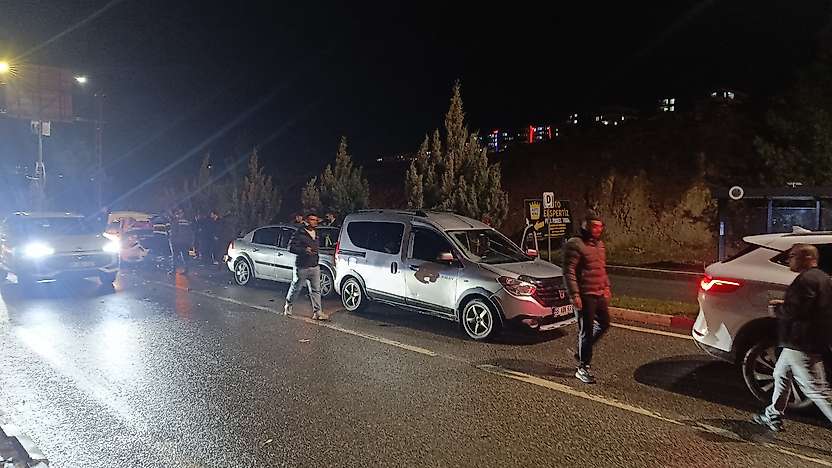 Siirt'te Zincirleme Kaza: 4 Araç Birbirine Girdi