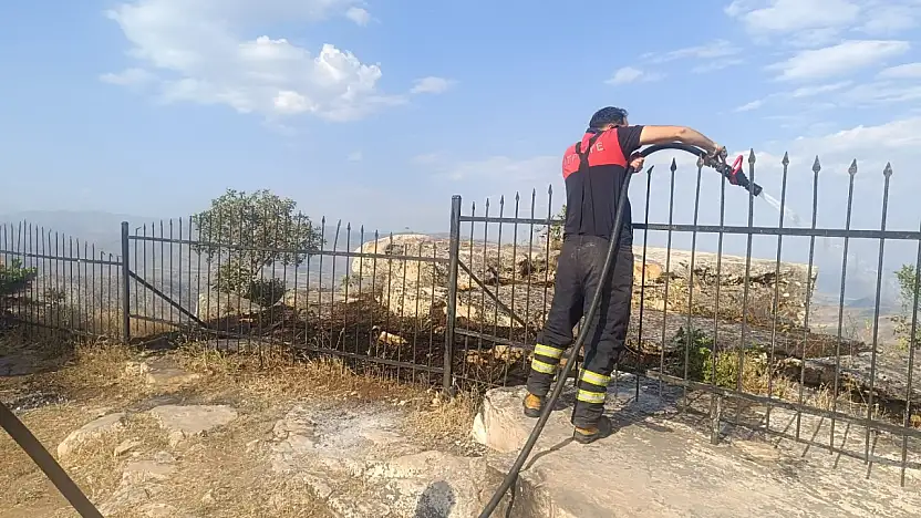 Siirt Tillo Kale Çevresinde Yangın: Ekipler Alevlere Müdahale Ediyor