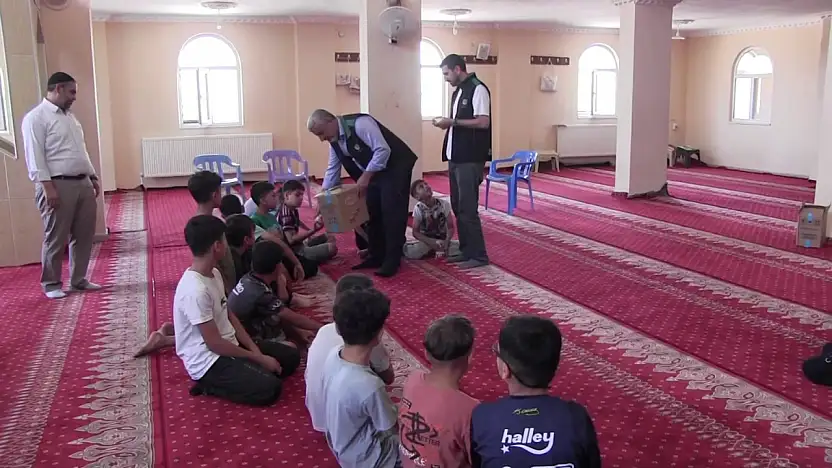 Siirt Umut Kervanı'ndan Yaz Kur'an Kursu Öğrencilerine Dondurma İkramı