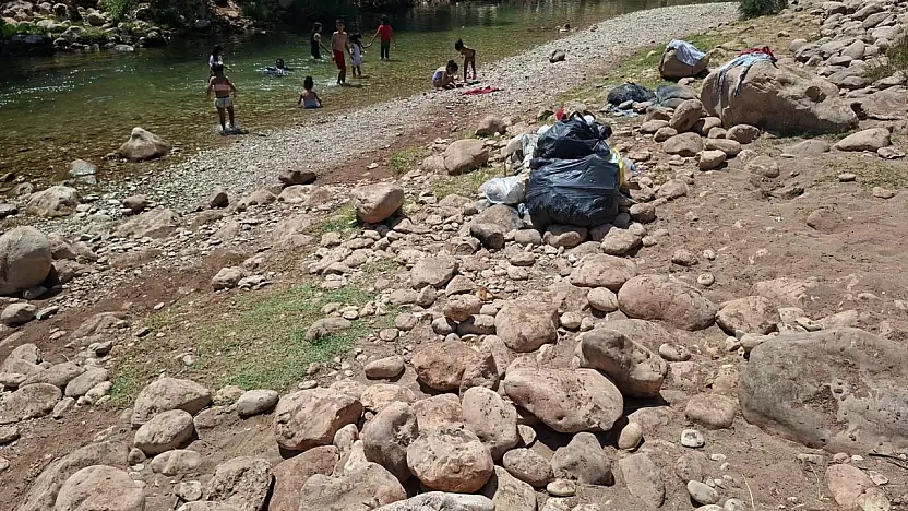 Siirt Zorava Çayı'nda İç Acıtan Görüntü: Pikniğe Geldi, Çöpleri Topladı