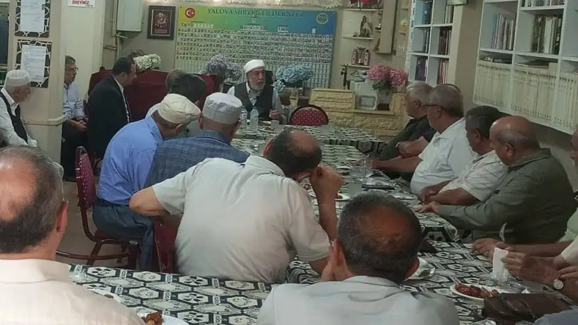 Siirtli Âlim Şeyh Muiniddin Aydın, Yalova Siirtliler Derneği'ni Ziyaret Etti: İlim ve İrfan Üzerine Sohbet Etti