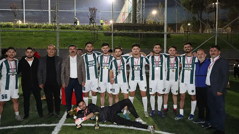 Siirtli Gençlerin Takımı İstanbul Ümraniye Futbol Turnuvasında Şampiyon Oldu
