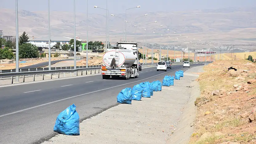 Siirtlilerin Akşam Vakti Dinlenip Çöp Alanına Çevirdiği Çevre Yolu Temizlendi