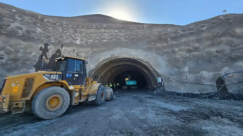 Şırnak-Pervari-Van Yolundaki 1100 Metrelik Tünel Çalışmaları Sürüyor