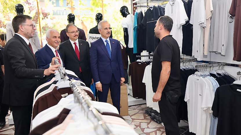 Ulaştırma ve Altyapı Bakanı Abdulkadir Uraloğlu Siirt Güres Caddesi'nde Esnafla Buluştu