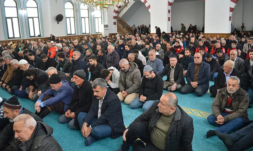 6 Şubat depremlerinde hayatını kaybedenler Siirt'te dualarla anıldı