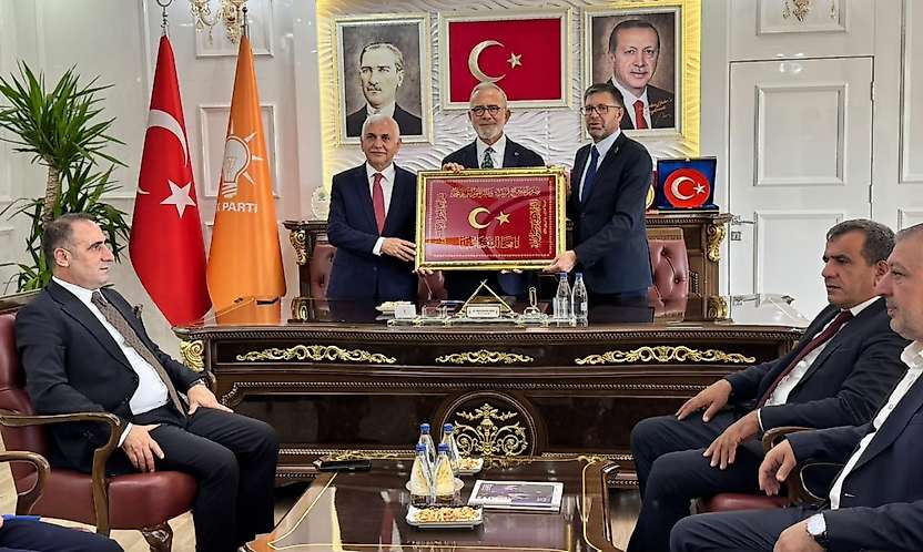 AK Parti Grup Başkanvekili Bahadır Yenişehirlioğlu Siirt'te