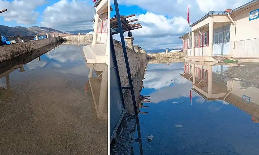 Aktaş İlkokulu'nun bahçesi göle döndü: Veliler yetkililerden acil çözüm bekliyor