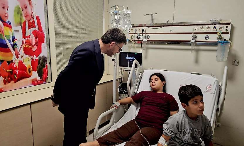 Ameliyattan Çıktı, Öğrencilerin Yanına Gitti: AK Parti Siirt İl Başkanı Gider'den Hastane Ziyareti