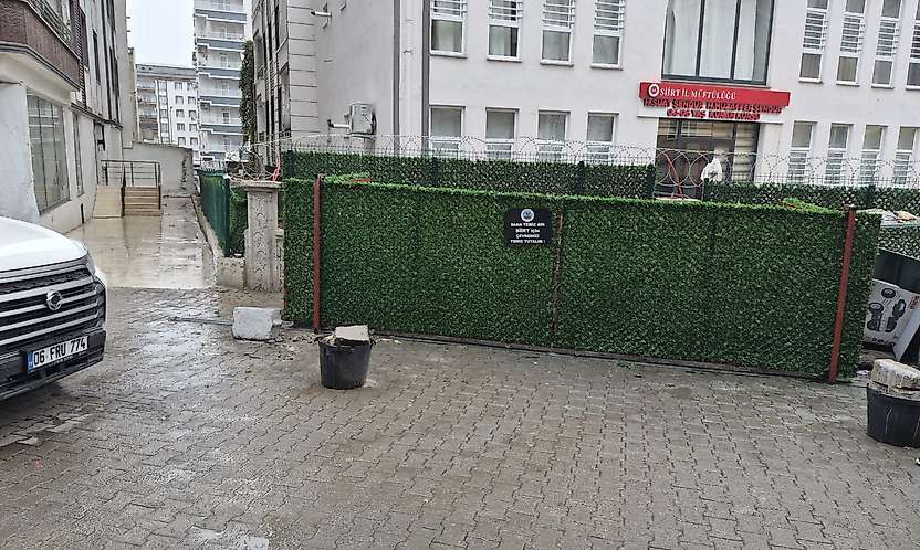 Artı Siirt Gündeme Getirdi, Siirt Belediyesi Çözdü: Kur'an Kursu Önündeki Çöp Alanı Düzenlendi
