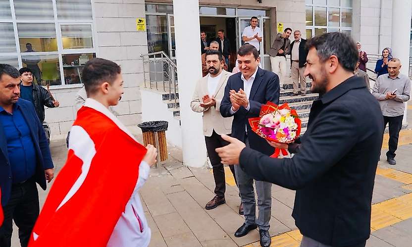 Avrupa Şampiyonu Berat Yıldırım, Siirt'te Davul Zurnayla Karşılandı
